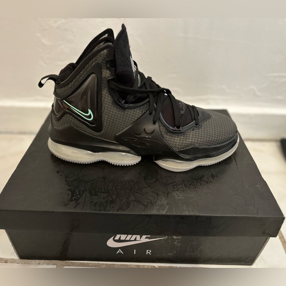 Nike Lebron 19